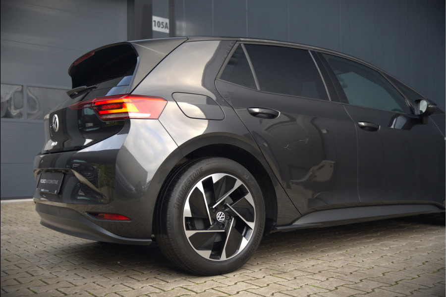 Volkswagen ID.3 Life 58 kWh | Stoelverwarming | Stuurverwarming | Adaptive Cruise Control | Navigatie | Standkachel | Keyless | Parkeersensoren | LED | Apple Carplay | BTW |