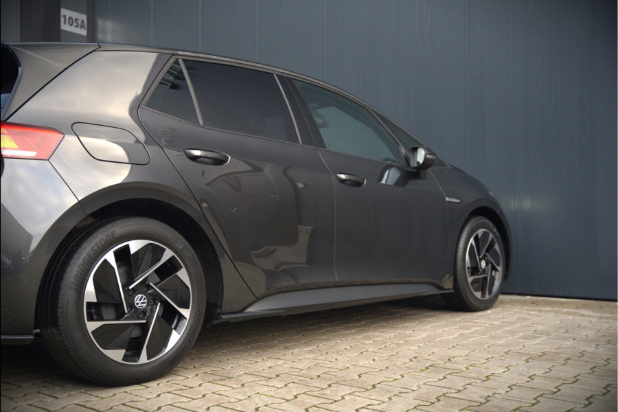 Volkswagen ID.3 Life 58 kWh | Stoelverwarming | Stuurverwarming | Adaptive Cruise Control | Navigatie | Standkachel | Keyless | Parkeersensoren | LED | Apple Carplay | BTW |
