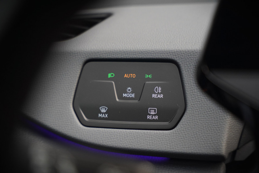 Volkswagen ID.3 Life 58 kWh | Stoelverwarming | Stuurverwarming | Adaptive Cruise Control | Navigatie | Standkachel | Keyless | Parkeersensoren | LED | Apple Carplay | BTW |