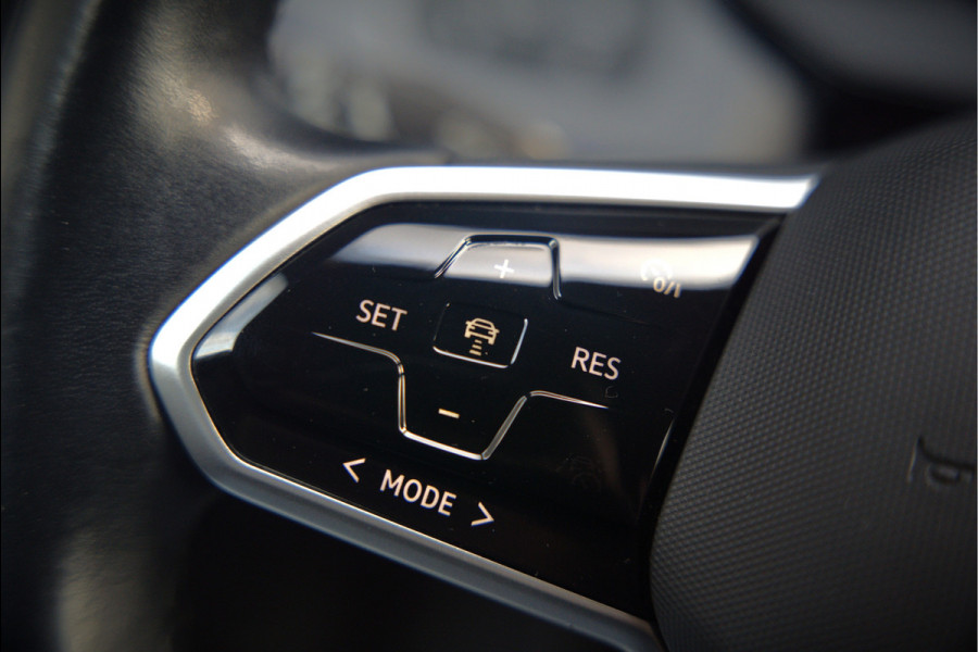 Volkswagen ID.3 Life 58 kWh | Stoelverwarming | Stuurverwarming | Adaptive Cruise Control | Navigatie | Standkachel | Keyless | Parkeersensoren | LED | Apple Carplay | BTW |
