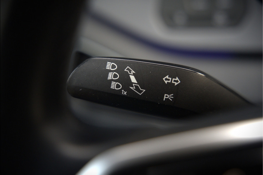 Volkswagen ID.3 Life 58 kWh | Stoelverwarming | Stuurverwarming | Adaptive Cruise Control | Navigatie | Standkachel | Keyless | Parkeersensoren | LED | Apple Carplay | BTW |
