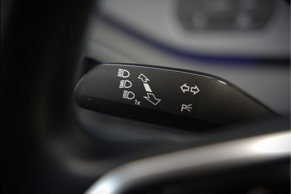 Volkswagen ID.3 Life 58 kWh | Stoelverwarming | Stuurverwarming | Adaptive Cruise Control | Navigatie | Standkachel | Keyless | Parkeersensoren | LED | Apple Carplay | BTW |