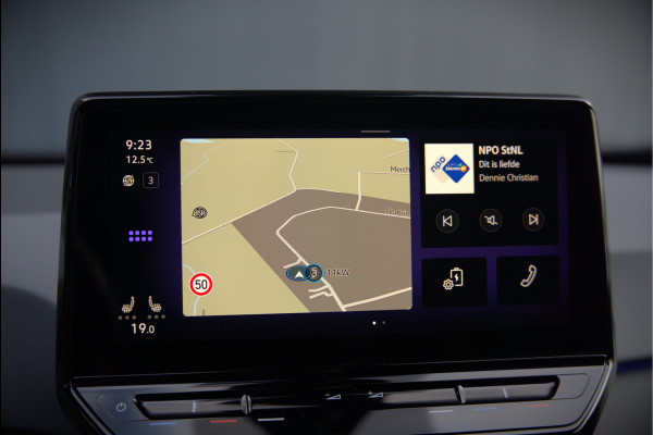 Volkswagen ID.3 Life 58 kWh | Stoelverwarming | Stuurverwarming | Adaptive Cruise Control | Navigatie | Standkachel | Keyless | Parkeersensoren | LED | Apple Carplay | BTW |