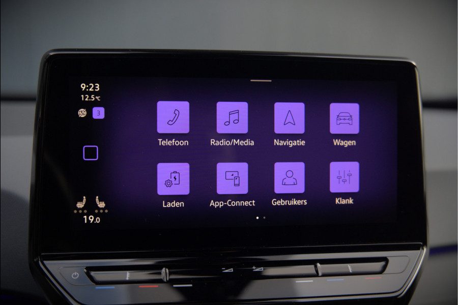 Volkswagen ID.3 Life 58 kWh | Stoelverwarming | Stuurverwarming | Adaptive Cruise Control | Navigatie | Standkachel | Keyless | Parkeersensoren | LED | Apple Carplay | BTW |