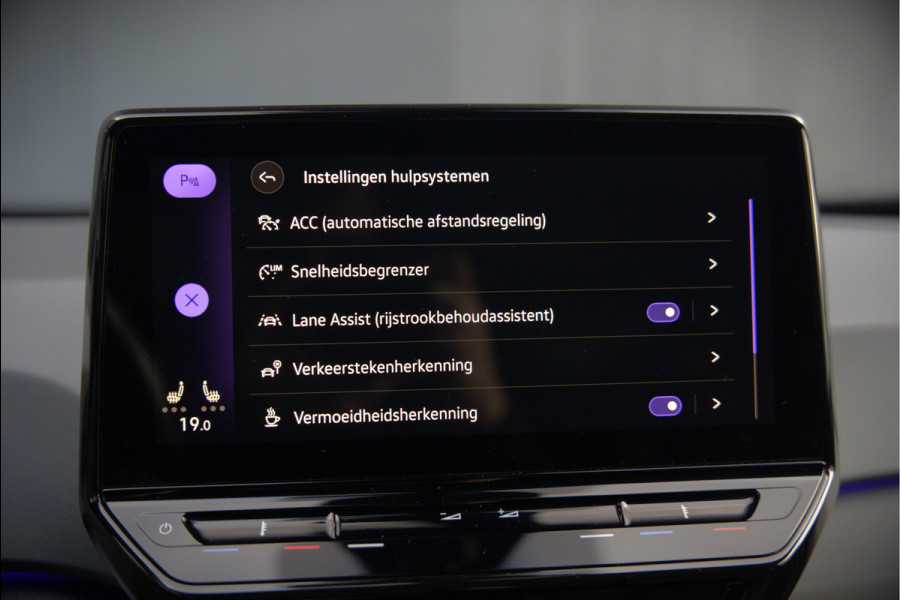 Volkswagen ID.3 Life 58 kWh | Stoelverwarming | Stuurverwarming | Adaptive Cruise Control | Navigatie | Standkachel | Keyless | Parkeersensoren | LED | Apple Carplay | BTW |
