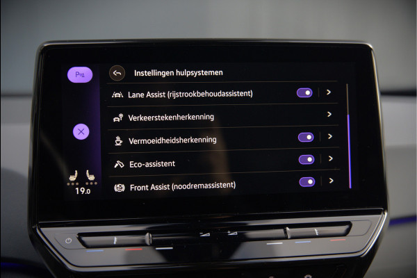 Volkswagen ID.3 Life 58 kWh | Stoelverwarming | Stuurverwarming | Adaptive Cruise Control | Navigatie | Standkachel | Keyless | Parkeersensoren | LED | Apple Carplay | BTW |