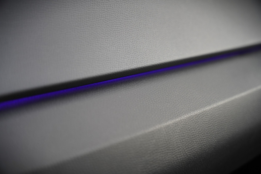 Volkswagen ID.3 Life 58 kWh | Stoelverwarming | Stuurverwarming | Adaptive Cruise Control | Navigatie | Standkachel | Keyless | Parkeersensoren | LED | Apple Carplay | BTW |