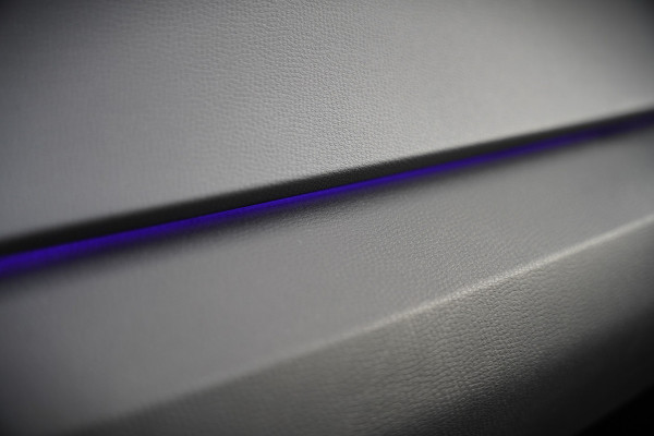 Volkswagen ID.3 Life 58 kWh | Stoelverwarming | Stuurverwarming | Adaptive Cruise Control | Navigatie | Standkachel | Keyless | Parkeersensoren | LED | Apple Carplay | BTW |