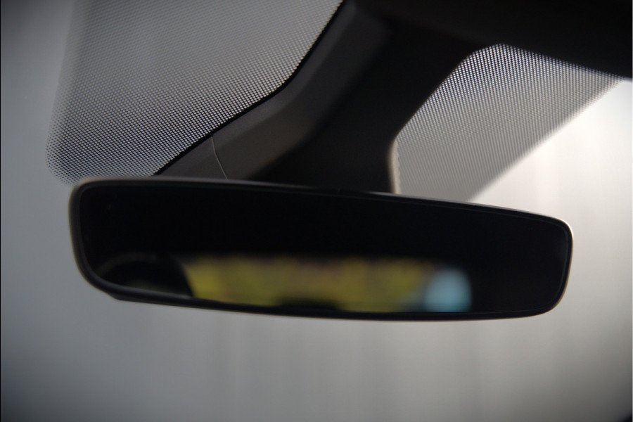 Volkswagen ID.3 Life 58 kWh | Stoelverwarming | Stuurverwarming | Adaptive Cruise Control | Navigatie | Standkachel | Keyless | Parkeersensoren | LED | Apple Carplay | BTW |