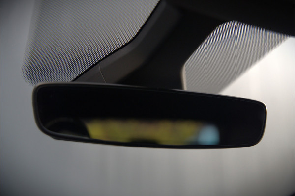 Volkswagen ID.3 Life 58 kWh | Stoelverwarming | Stuurverwarming | Adaptive Cruise Control | Navigatie | Standkachel | Keyless | Parkeersensoren | LED | Apple Carplay | BTW |