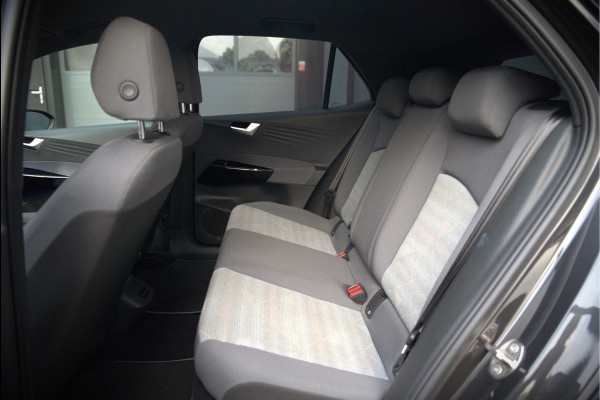 Volkswagen ID.3 Life 58 kWh | Stoelverwarming | Stuurverwarming | Adaptive Cruise Control | Navigatie | Standkachel | Keyless | Parkeersensoren | LED | Apple Carplay | BTW |