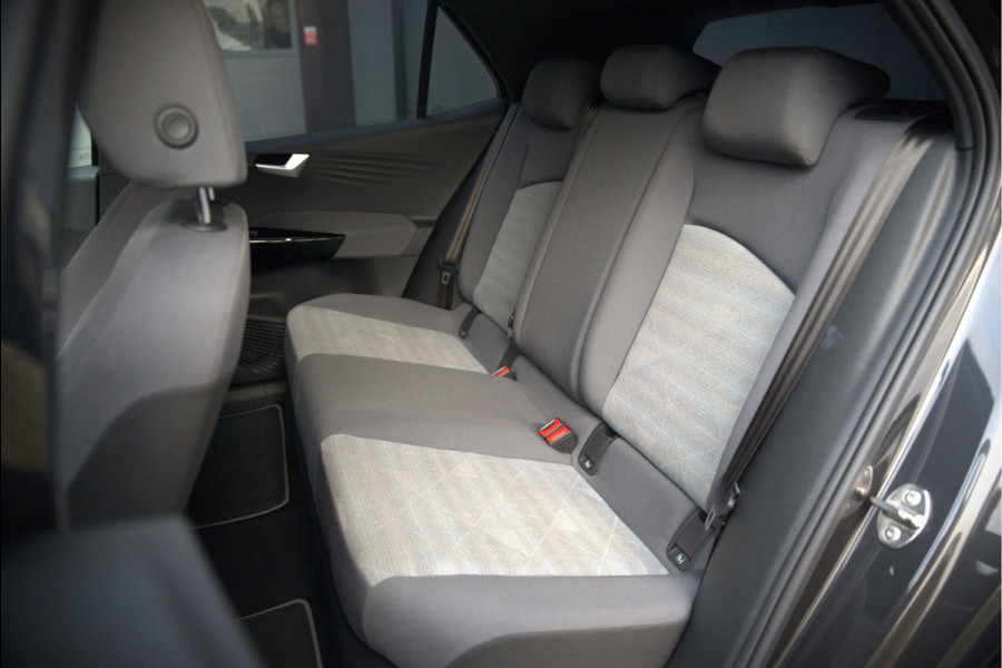 Volkswagen ID.3 Life 58 kWh | Stoelverwarming | Stuurverwarming | Adaptive Cruise Control | Navigatie | Standkachel | Keyless | Parkeersensoren | LED | Apple Carplay | BTW |