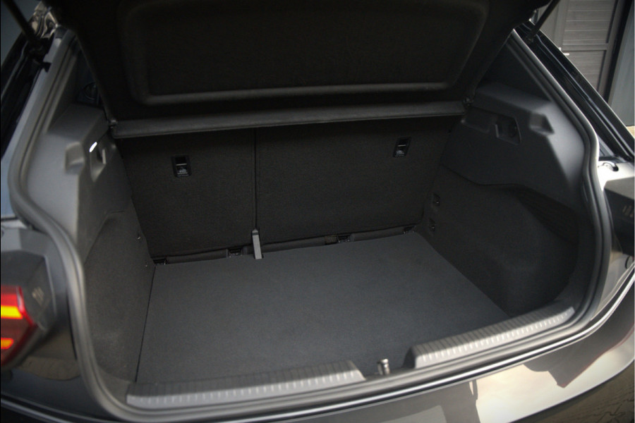 Volkswagen ID.3 Life 58 kWh | Stoelverwarming | Stuurverwarming | Adaptive Cruise Control | Navigatie | Standkachel | Keyless | Parkeersensoren | LED | Apple Carplay | BTW |