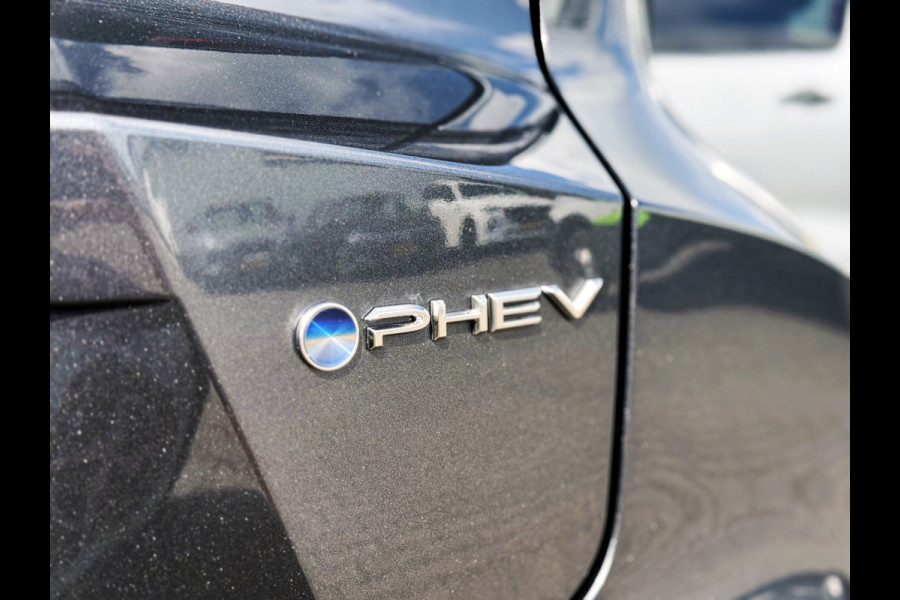 Toyota C-HR 2.0 Plug-in Hybrid 220 Dynamic | ACC | Camera | Navi XL | Keyless | Winter-Pakket | 18 inch Toyota C-HR 2.0 Plug-in Hybrid 220 Dynamic | ACC | Camera | Navi XL | Keyless | Winter-Pakket | 18 inch