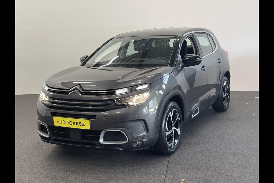 Citroën C5 Aircross 1.2 PureTech 130pk Feel Auto. Navigatie Apple Carplay/ Android Auto Parkeersensoren Cruise Control Climate Control Lichtmetalen velgen Citroën C5 Aircross 1.2 PureTech 130pk Feel Auto. Navigatie Apple Carplay/ Android Auto Parkeersensoren Cruise Control Climate Control Lichtmetalen velgen