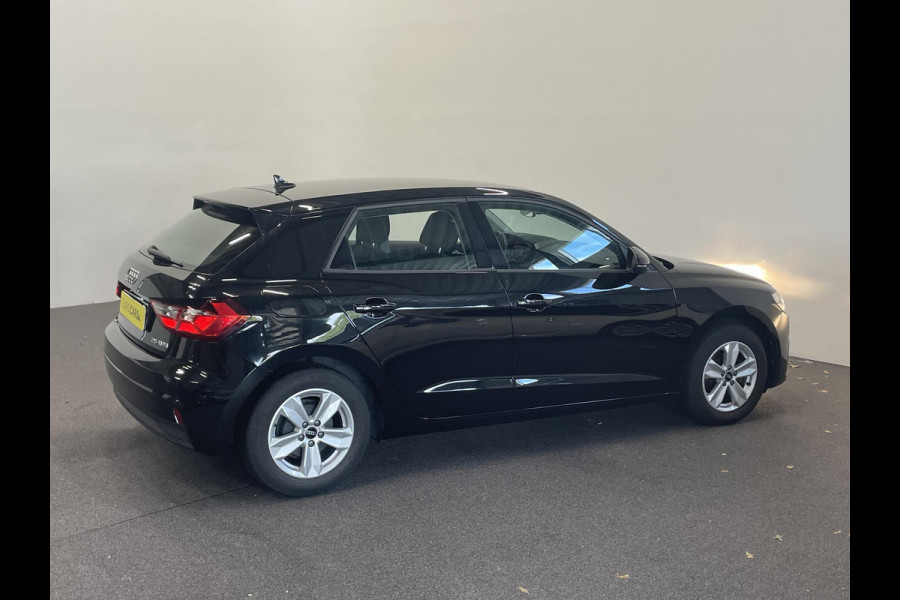 Audi A1 Sportback 1.0 TFSI 95pk AUT NAV Navigatie Apple Carplay/Android Auto Parkeersensoren Cruise Control Virtual Cockpit Climate Control Lichtmetalen velgen Audi A1 Sportback 1.0 TFSI 95pk AUT NAV Navigatie Apple Carplay/Android Auto Parkeersensoren Cruise Control Virtual Cockpit Climate Control Lichtmetalen velgen