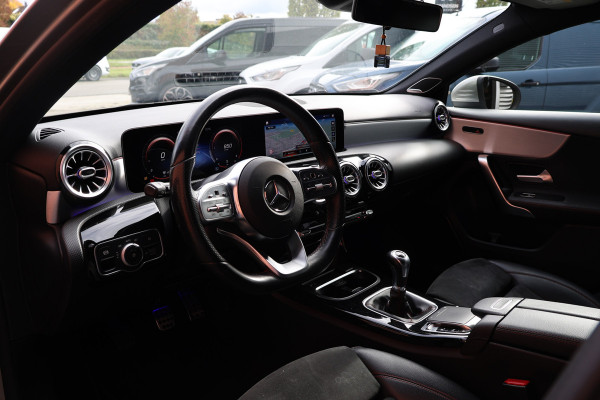 Mercedes-Benz A-Klasse A 180 d AMG pakket | Panorama dak | Burmester | Widescreen | Apple Carplay | Sfeerverlichting | Stoelverwarming | Alcantara | 360 PDC | Volledig onderhouden | Nieuwe Distributieriem