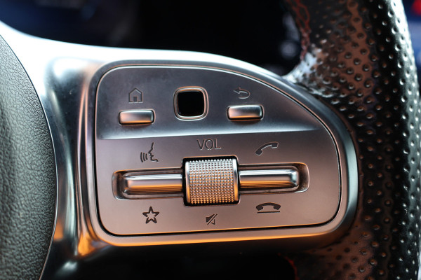 Mercedes-Benz A-Klasse A 180 d AMG pakket | Panorama dak | Burmester | Widescreen | Apple Carplay | Sfeerverlichting | Stoelverwarming | Alcantara | 360 PDC | Volledig onderhouden | Nieuwe Distributieriem