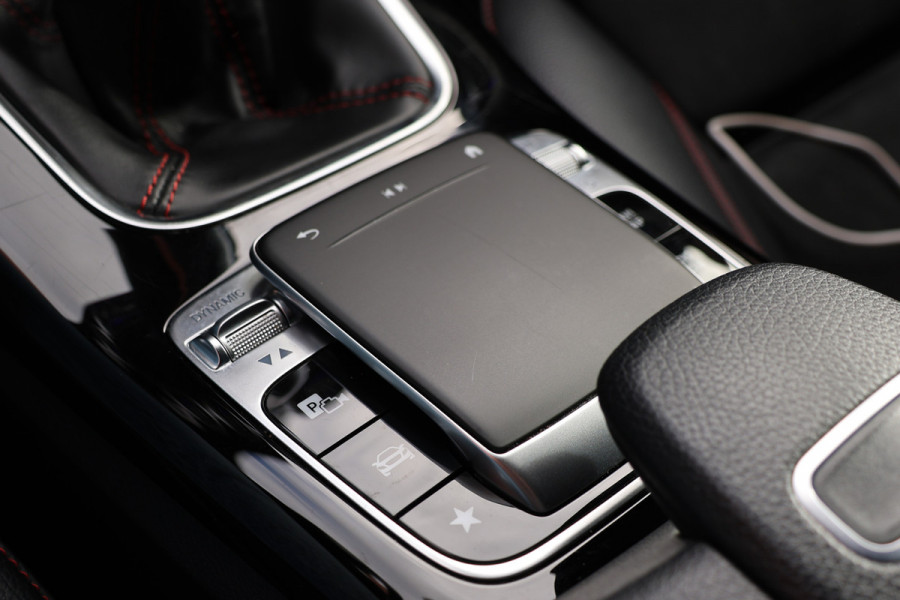 Mercedes-Benz A-Klasse A 180 d AMG pakket | Panorama dak | Burmester | Widescreen | Apple Carplay | Sfeerverlichting | Stoelverwarming | Alcantara | 360 PDC | Volledig onderhouden | Nieuwe Distributieriem