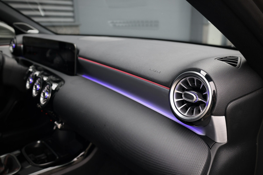 Mercedes-Benz A-Klasse A 180 d AMG pakket | Panorama dak | Burmester | Widescreen | Apple Carplay | Sfeerverlichting | Stoelverwarming | Alcantara | 360 PDC | Volledig onderhouden | Nieuwe Distributieriem