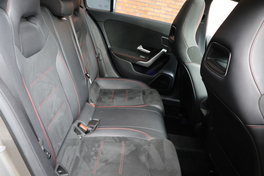 Mercedes-Benz A-Klasse A 180 d AMG pakket | Panorama dak | Burmester | Widescreen | Apple Carplay | Sfeerverlichting | Stoelverwarming | Alcantara | 360 PDC | Volledig onderhouden | Nieuwe Distributieriem