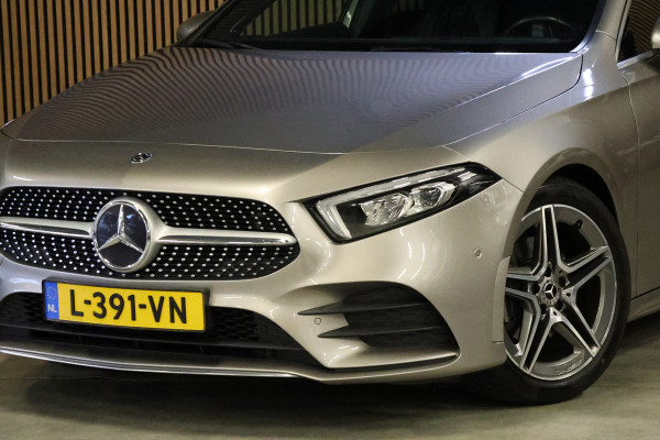 Mercedes-Benz A-Klasse A 180 d AMG pakket | Panorama dak | Burmester | Widescreen | Apple Carplay | Sfeerverlichting | Stoelverwarming | Alcantara | 360 PDC | Volledig onderhouden | Nieuwe Distributieriem