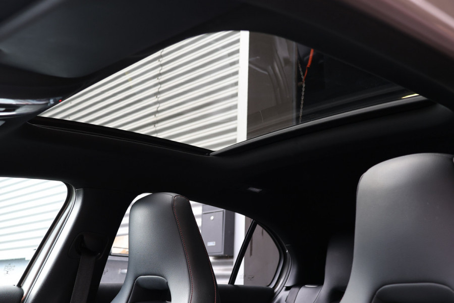 Mercedes-Benz A-Klasse A 180 d AMG pakket | Panorama dak | Burmester | Widescreen | Apple Carplay | Sfeerverlichting | Stoelverwarming | Alcantara | 360 PDC | Volledig onderhouden | Nieuwe Distributieriem
