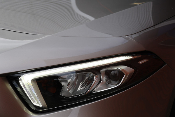 Mercedes-Benz A-Klasse A 180 d AMG pakket | Panorama dak | Burmester | Widescreen | Apple Carplay | Sfeerverlichting | Stoelverwarming | Alcantara | 360 PDC | Volledig onderhouden | Nieuwe Distributieriem