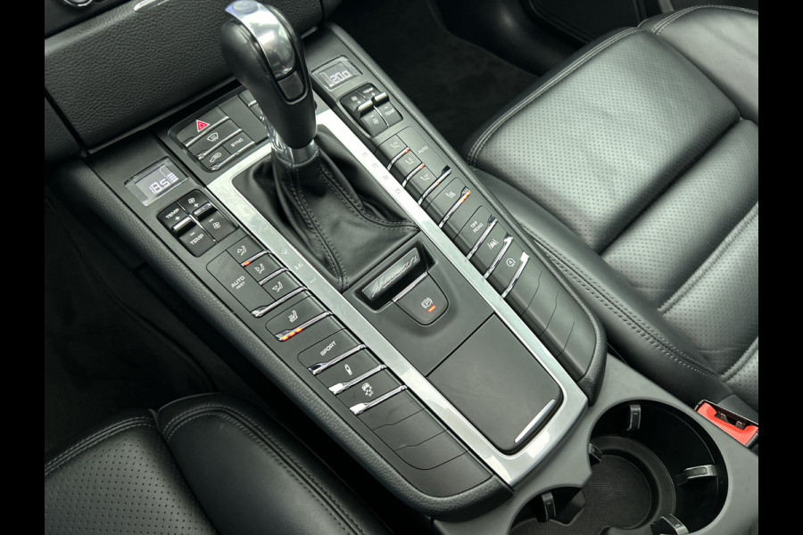 Porsche Macan 2.0 (NL-auto, Panorama, Luchtvering, 18-delige stoelen, Camera, Bose, StoelV, Lane Assist, Etc) Porsche Macan 2.0 (NL-auto, Panorama, Luchtvering, 18-delige stoelen, Camera, Bose, StoelV, Lane Assist, Etc)