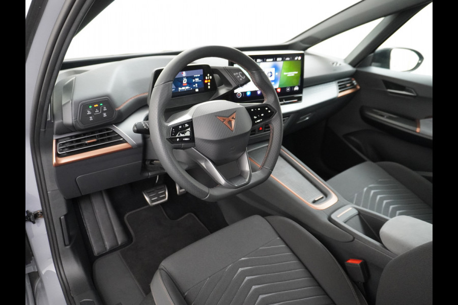 CUPRA Born 204pk 62kWh SOH 94%  Apple Carplay Android Auto Adap.Cruise Navi Ecc Camera ParkAssist Pdc-a+v Business Stuurverwarming Lmv 18" Keyless Privacy Glas Led DAB Origineel Nederlandse Auto € 43.000 nieuw! 3 fase laden 11kwh thuis!
