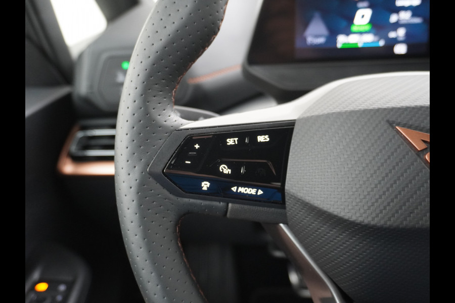 CUPRA Born 204pk 62kWh SOH 94%  Apple Carplay Android Auto Adap.Cruise Navi Ecc Camera ParkAssist Pdc-a+v Business Stuurverwarming Lmv 18" Keyless Privacy Glas Led DAB Origineel Nederlandse Auto € 43.000 nieuw! 3 fase laden 11kwh thuis!