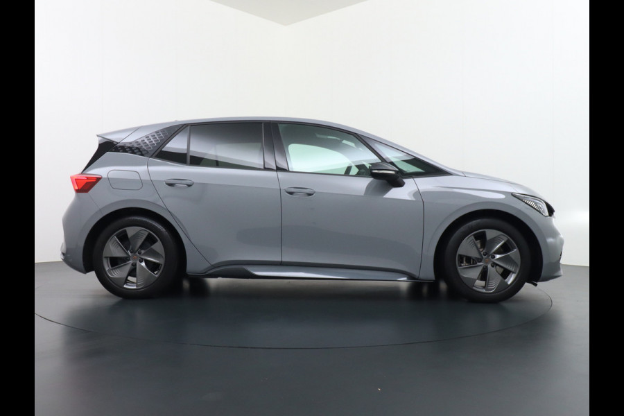 CUPRA Born 204pk 62kWh SOH 94%  Apple Carplay Android Auto Adap.Cruise Navi Ecc Camera ParkAssist Pdc-a+v Business Stuurverwarming Lmv 18" Keyless Privacy Glas Led DAB Origineel Nederlandse Auto € 43.000 nieuw! 3 fase laden 11kwh thuis!