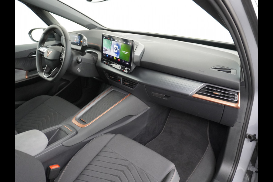 CUPRA Born 204pk 62kWh SOH 94%  Apple Carplay Android Auto Adap.Cruise Navi Ecc Camera ParkAssist Pdc-a+v Business Stuurverwarming Lmv 18" Keyless Privacy Glas Led DAB Origineel Nederlandse Auto € 43.000 nieuw! 3 fase laden 11kwh thuis!