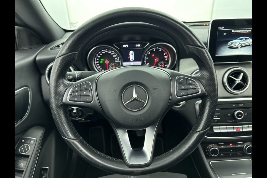 Mercedes-Benz CLA-Klasse 180 Ambition (Goed onderhoud, NL-auto, Panoramadak, Carplay, Navi, PDC V+A, Airco, Etc) Mercedes-Benz CLA-Klasse 180 Ambition (Goed onderhoud, NL-auto, Panoramadak, Carplay, Navi, PDC V+A, Airco, Etc)