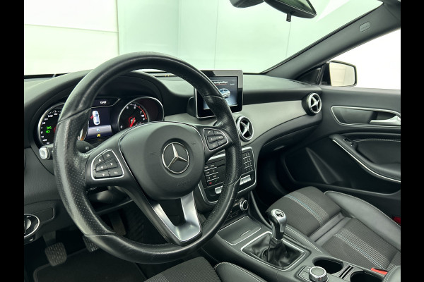 Mercedes-Benz CLA-Klasse 180 Ambition (Goed onderhoud, NL-auto, Panoramadak, Carplay, Navi, PDC V+A, Airco, Etc) Mercedes-Benz CLA-Klasse 180 Ambition (Goed onderhoud, NL-auto, Panoramadak, Carplay, Navi, PDC V+A, Airco, Etc)