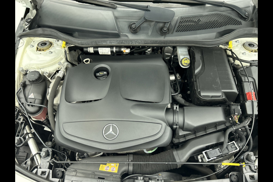 Mercedes-Benz CLA-Klasse 180 Ambition (Goed onderhoud, NL-auto, Panoramadak, Carplay, Navi, PDC V+A, Airco, Etc) Mercedes-Benz CLA-Klasse 180 Ambition (Goed onderhoud, NL-auto, Panoramadak, Carplay, Navi, PDC V+A, Airco, Etc)