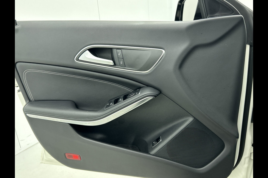 Mercedes-Benz CLA-Klasse 180 Ambition (Goed onderhoud, NL-auto, Panoramadak, Carplay, Navi, PDC V+A, Airco, Etc) Mercedes-Benz CLA-Klasse 180 Ambition (Goed onderhoud, NL-auto, Panoramadak, Carplay, Navi, PDC V+A, Airco, Etc)