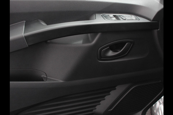 Renault Trafic 2.0 Blue dCi 110 T30 L2H1 Advance Navigatie bluetooth DAB Camera Airco Trekhaak Houten bekleding Lichtmetalen velgen