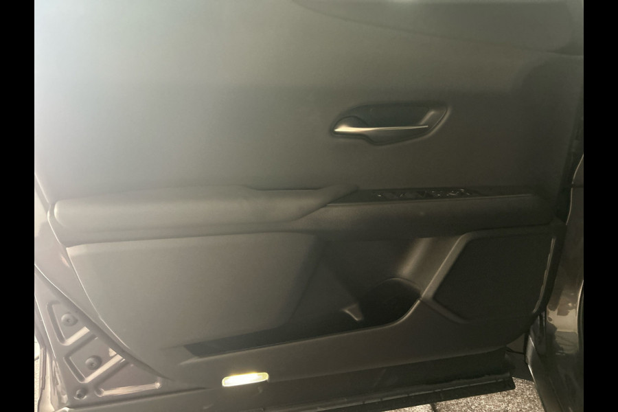 Lexus UX 300e Luxury Line 73 kWh | 45% korting | Winter-pakket | Tech Pack | Mark Levinson geluid! | Navigatie | Nieuwprijs € 61.095,00 |