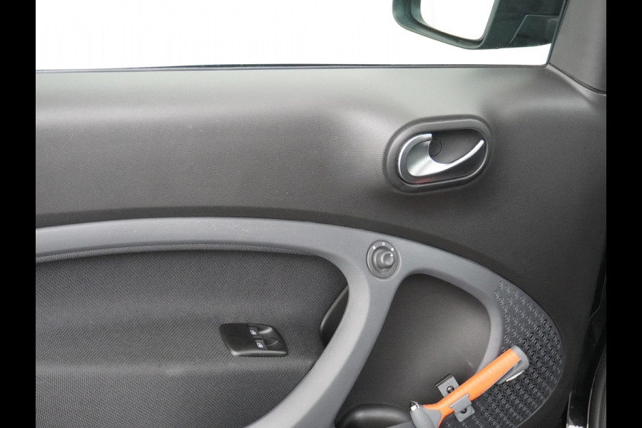 Smart Fortwo 1.0I 71PK Passion Ecc Cruise Control Bluetooth Lmv Mistlampen Regen-Lichtsensor Led  Cool & Audio pakket Pakket sport Euro 6 Origineel Nederlandse Auto Smart Fortwo 1.0I 71PK Passion Ecc Cruise Control Bluetooth Lmv Mistlampen Regen-Lichtsensor Led  Cool & Audio pakket Pakket sport Euro 6 Origineel Nederlandse Auto