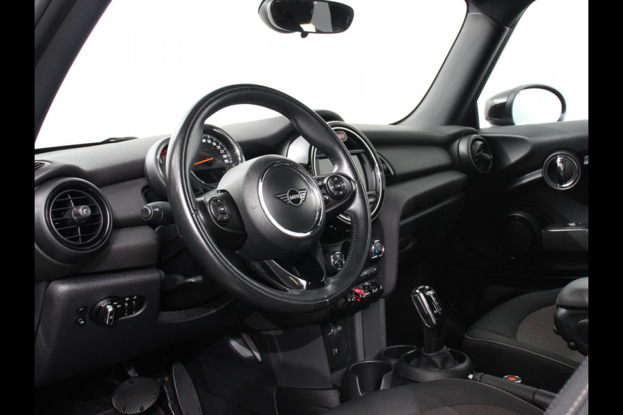 MINI Mini 1.5 One Automaat Blackyard | Parkeer sensoren | Airco | Verwarmbare voorstoelen | Lichtmetalen velgen 16" black