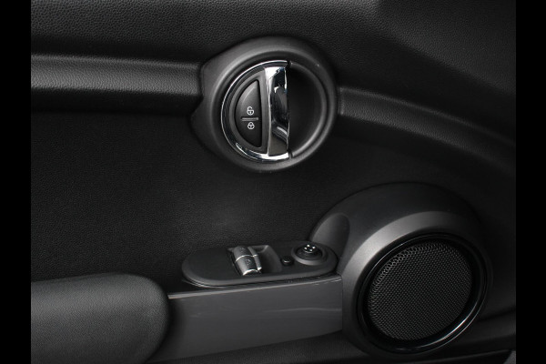 MINI Mini 1.5 One Automaat Blackyard | Parkeer sensoren | Airco | Verwarmbare voorstoelen | Lichtmetalen velgen 16" black