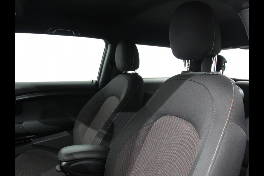 MINI Mini 1.5 One Automaat Blackyard | Parkeer sensoren | Airco | Verwarmbare voorstoelen | Lichtmetalen velgen 16" black