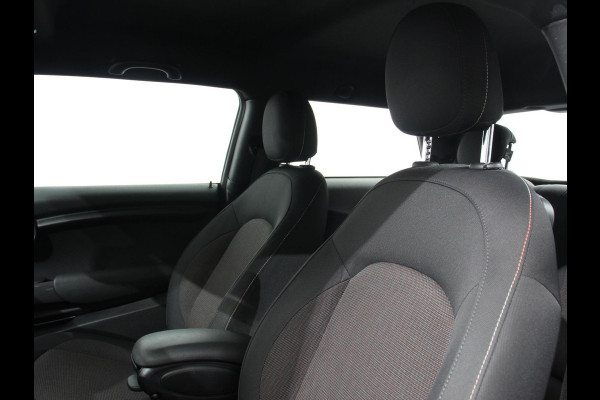 MINI Mini 1.5 One Automaat Blackyard | Parkeer sensoren | Airco | Verwarmbare voorstoelen | Lichtmetalen velgen 16" black