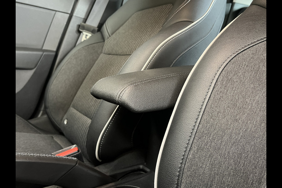 Renault Clio 1.3 TCe 130pk Intens | Groot Navi | 360 Camera | Stoel verwarming | 17 inch | Keurig nette Clio 5 automaat met 130pk! Renault Clio 1.3 TCe 130pk Intens | Groot Navi | 360 Camera | Stoel verwarming | 17 inch | Keurig nette Clio 5 automaat met 130pk!