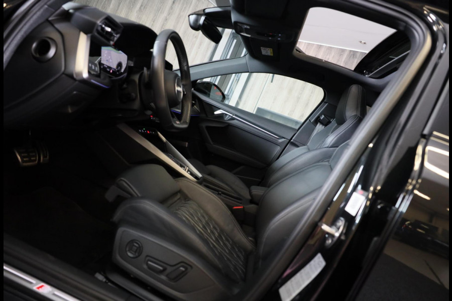 Audi A3 Sportback 45 TFSI e RS3 Look / 245 PK / RS Zetels / B & O / Leder / Lane Assist / Open Pano / Matrix / Virtual Cockpit