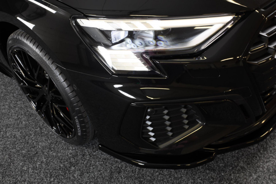 Audi A3 Sportback 45 TFSI e RS3 Look / 245 PK / RS Zetels / B & O / Leder / Lane Assist / Open Pano / Matrix / Virtual Cockpit