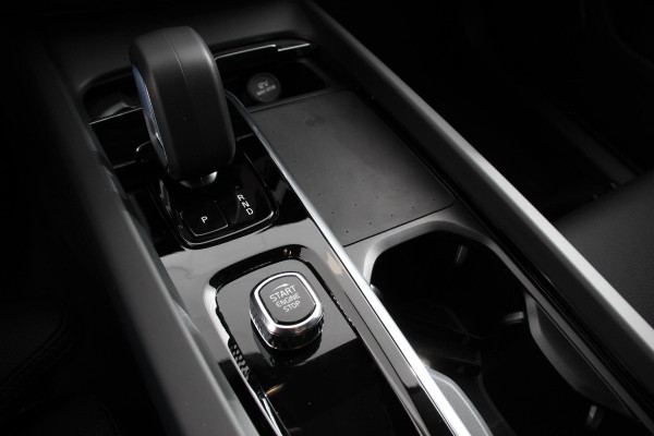 Volvo XC60 2.0 T6 Plug-in hybrid AWD Plus Dark Automaat | Leder | Navigatie | Google | Harman Kardon | Panorama dak | Lichtmetalen Velgen 19" | Dab | Stoelverwarming | Camera | Led