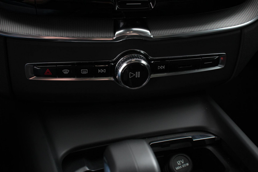 Volvo XC60 2.0 T6 Plug-in hybrid AWD Plus Dark Automaat | Leder | Navigatie | Google | Harman Kardon | Panorama dak | Lichtmetalen Velgen 19" | Dab | Stoelverwarming | Camera | Led