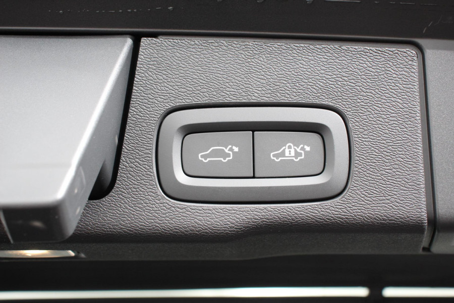 Volvo XC60 2.0 T6 Plug-in hybrid AWD Plus Dark Automaat | Leder | Navigatie | Google | Harman Kardon | Panorama dak | Lichtmetalen Velgen 19" | Dab | Stoelverwarming | Camera | Led